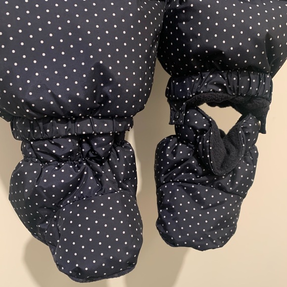 Gap one piece snowsuit size 6-12 months. - Picture 6 of 7